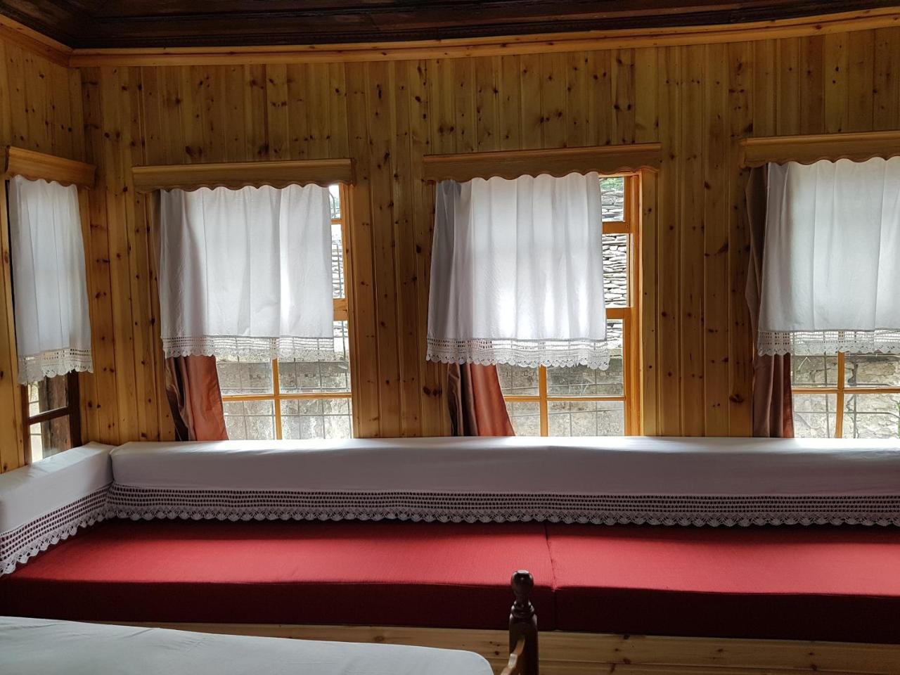 Eva Guesthouse Gjirokastër Extérieur photo